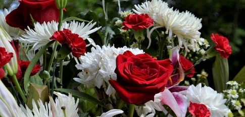Centro Funerario Margaritas y Gerberas, Rosas Blancas para Tanatorio, Centro de Flores para Difunto, Entrega de Flores en Tanatorios